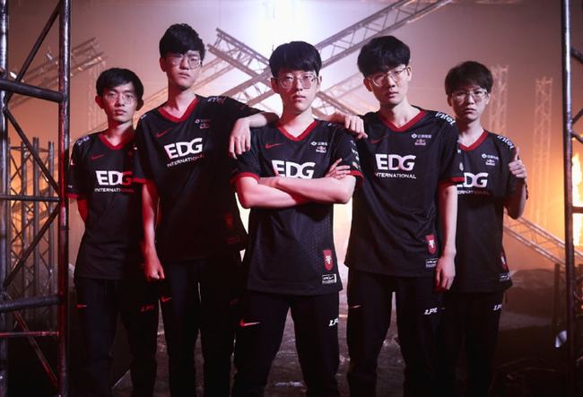 队在逆境中 队在逆境中